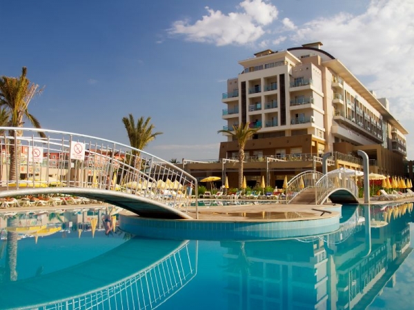 iStock_000006866356SmallBIGHOTEL.jpg