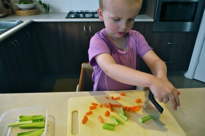 Малыш на кухне: учим резать ножом овощи и фрукты Малыш на кухне: учим резать ножом овощи и фрукты